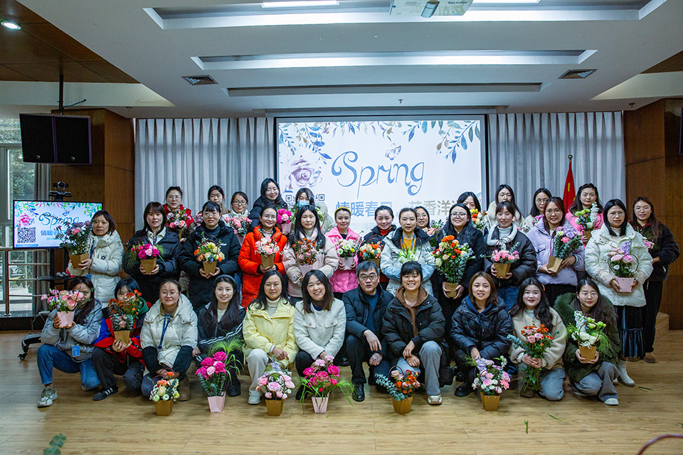 巾帼心向党·花香绽芳华|开云网页版页面开展庆“三八”妇女节暨主题党日活动
