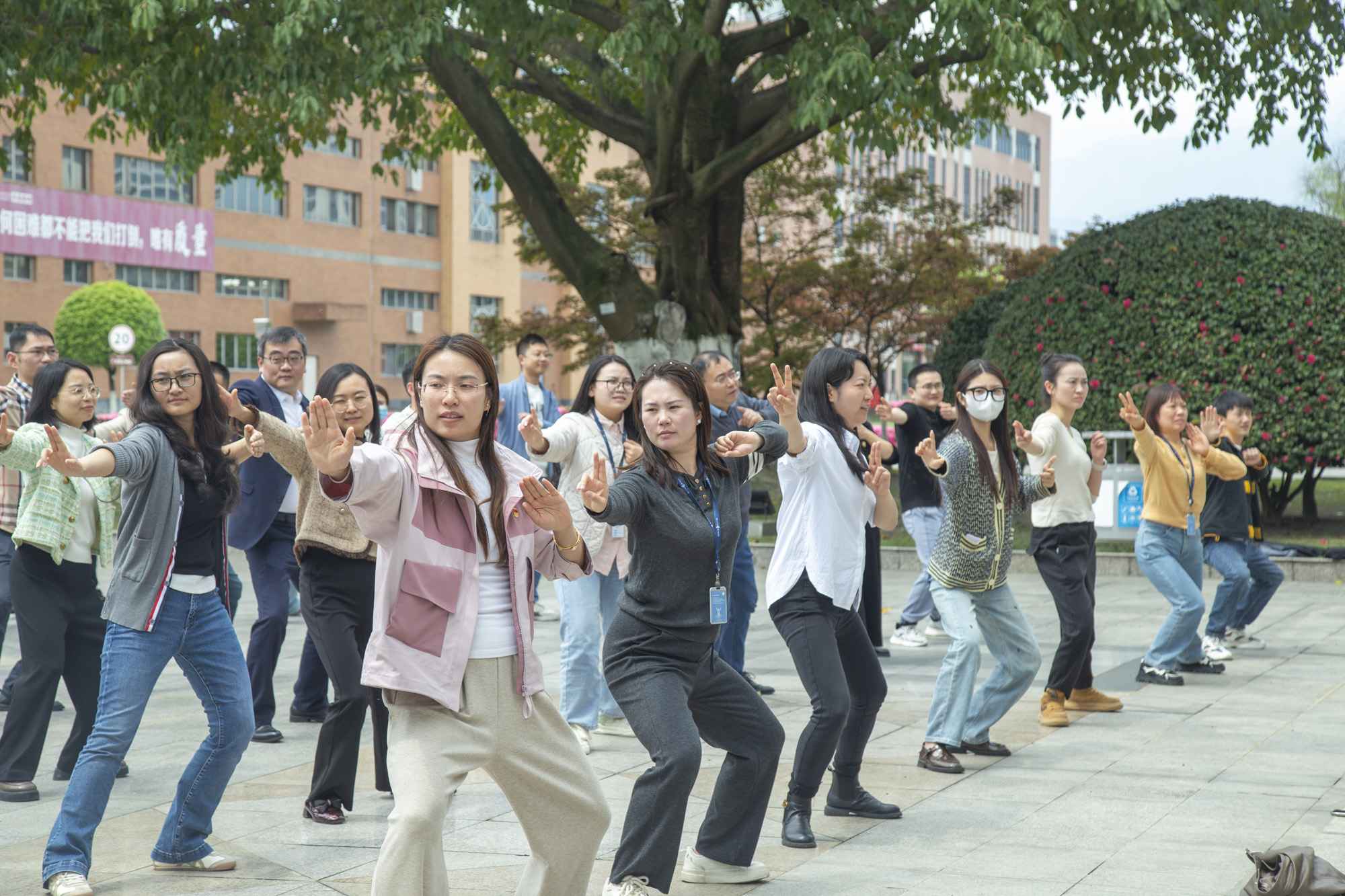全员动起来，健康向未来|开云网页版页面大健康系列八段锦活动正式启动！