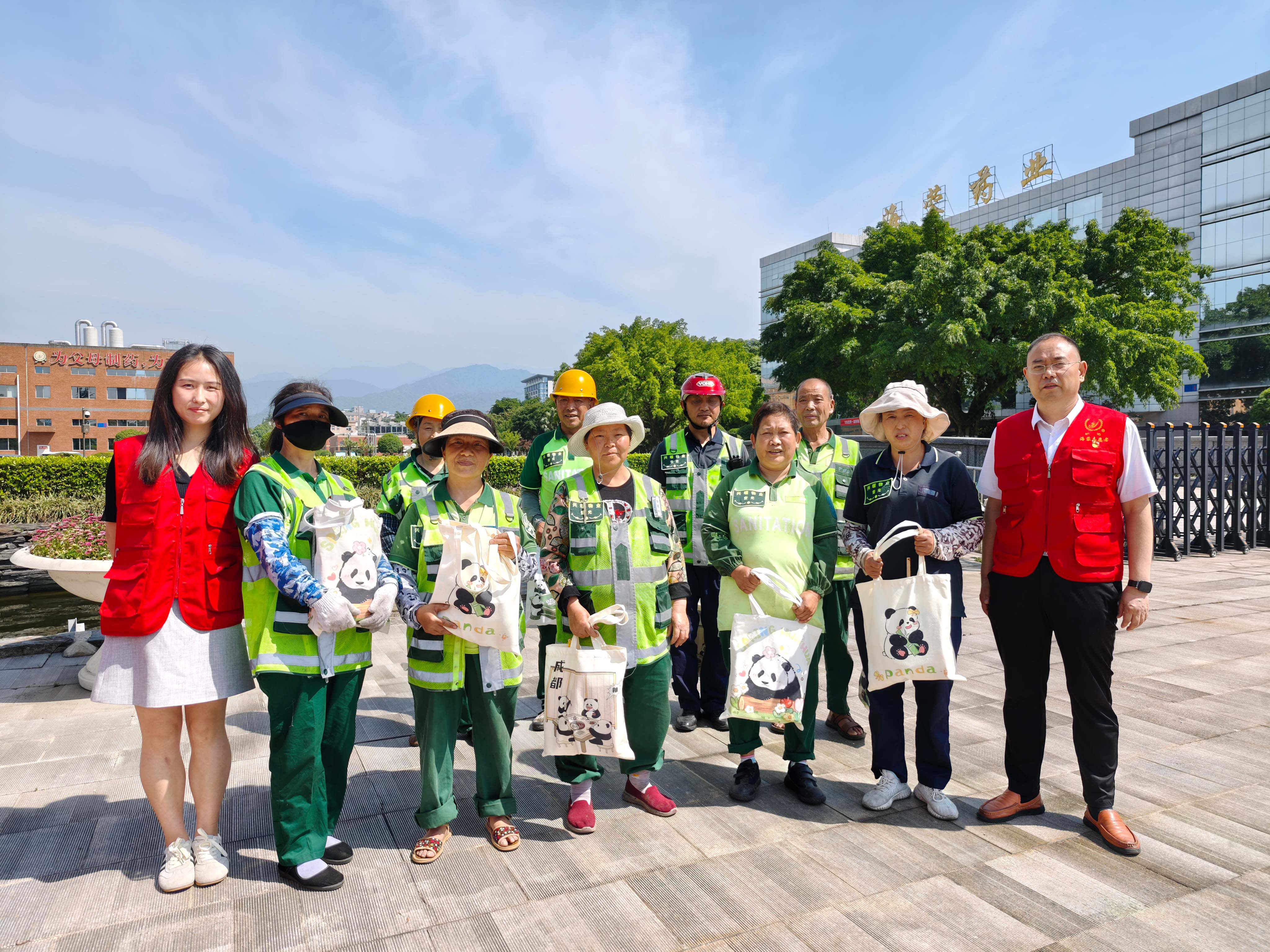 党建引领 | 开云网页版页面党（团）支部联合工会开展一线环卫工慰问活动